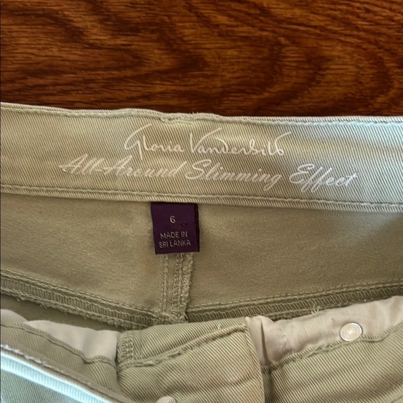 Gloria Vanderbilt All-Around Slimming Effect Light Tan Capris - Picture 2 of 6
